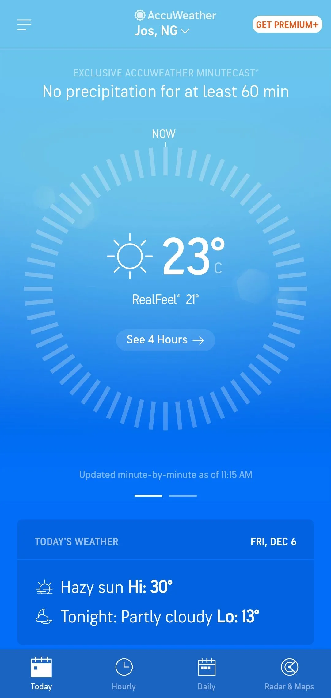 Giao diện chính AccuWeather hiển thị nhiệt độ thực tế RealFeel®.