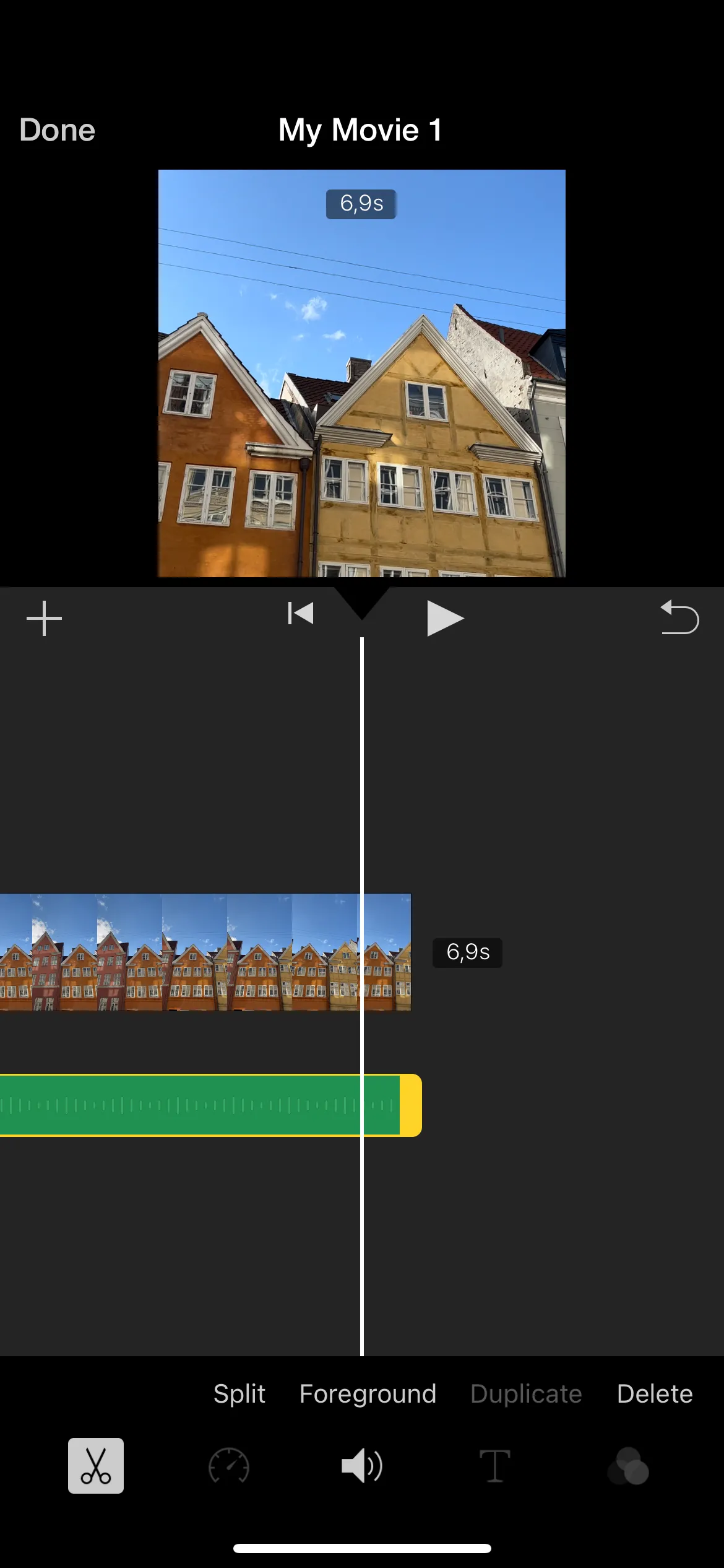 Giao diện chỉnh sửa dự án video trong ứng dụng iMovie trên iPhone, hiển thị timeline và tùy chọn nhạc nền.