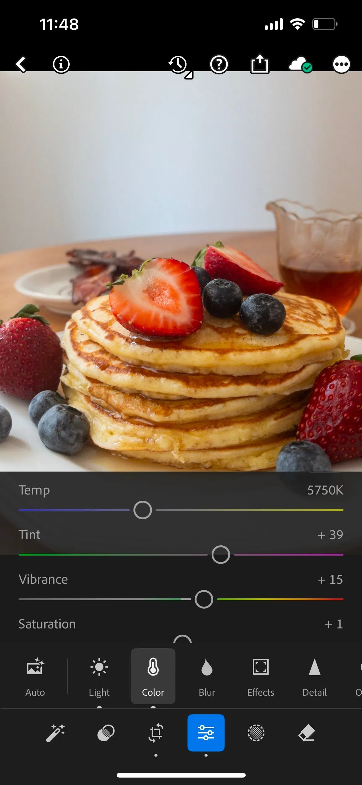 Giao diện chỉnh sửa màu sắc và các điều chỉnh cơ bản trong ứng dụng Lightroom Mobile
