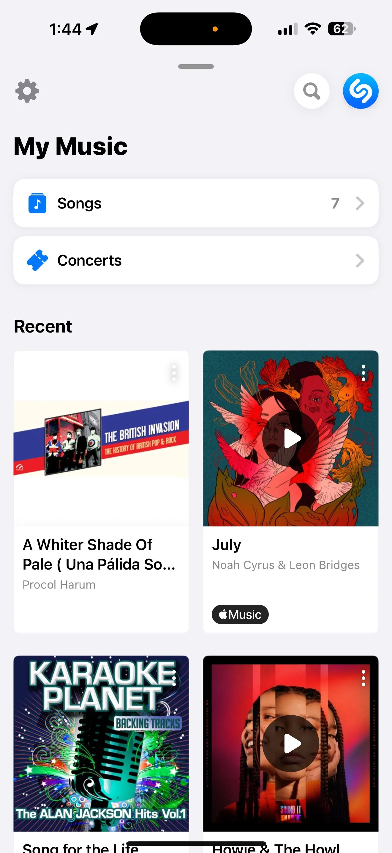 Giao diện chính ứng dụng Shazam trên iPhone hiển thị thư viện nhạc đã nhận diện và biểu tượng Cài đặt