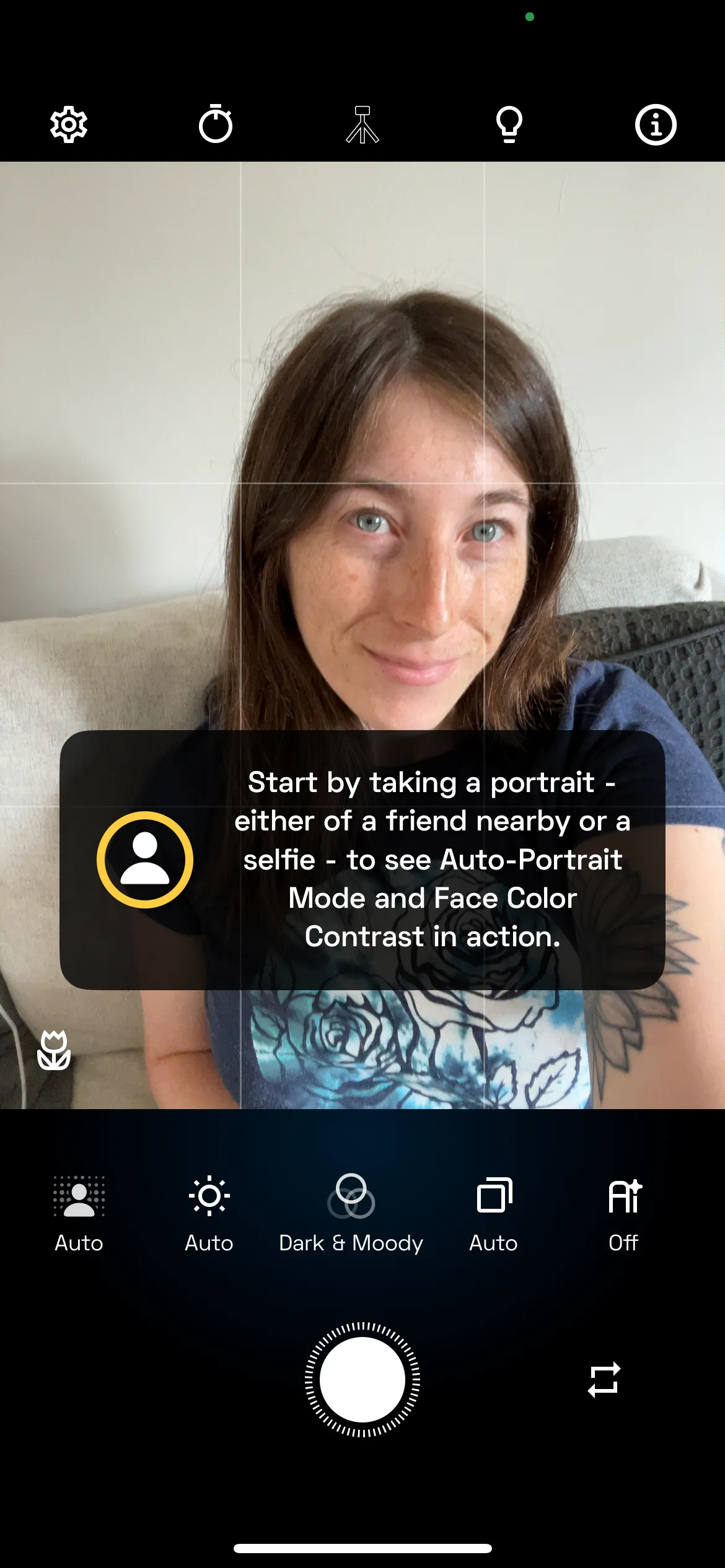 Giao diện chụp ảnh tự sướng (selfie) của NeuralCam với các tùy chọn cài đặt hiển thị