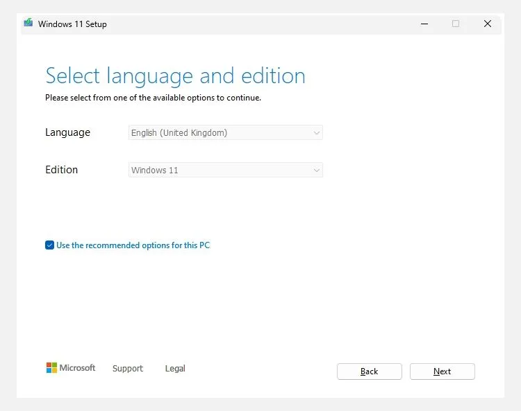 Giao diện công cụ Media Creation Tool cho phép chọn ngôn ngữ và phiên bản Windows 11