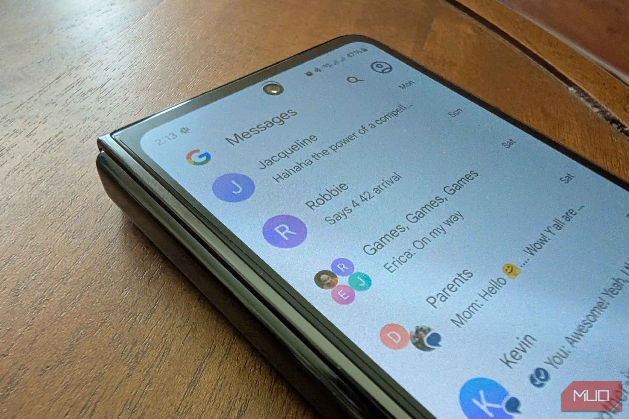 Giao diện cuộc trò chuyện trong Google Messages trên thiết bị Galaxy Z Fold 5, minh họa tin nhắn an toàn.