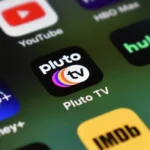Giao diện điện thoại hiển thị nhiều ứng dụng streaming khác nhau, làm nổi bật Pluto TV, minh họa sự đa dạng của các nền tảng giải trí trực tuyến.