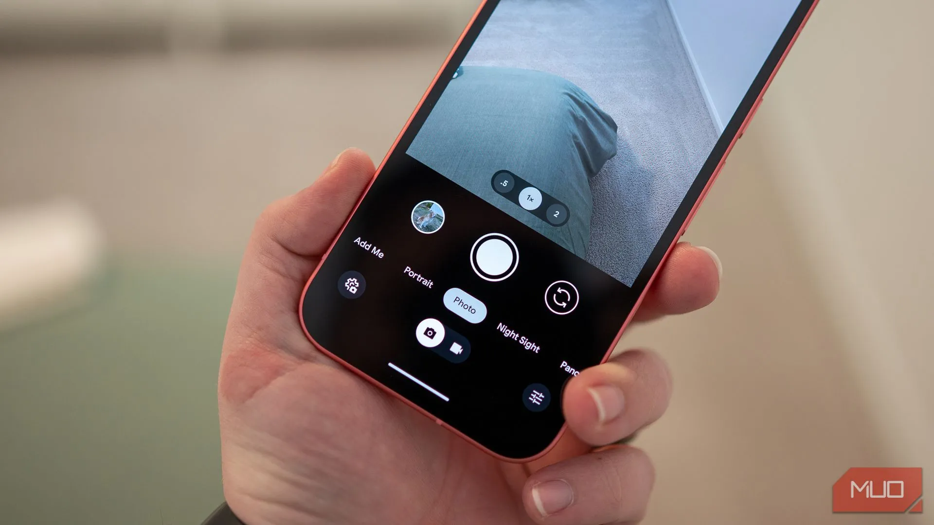 Giao diện điều khiển camera của Google Pixel 9a, minh họa các tùy chọn chụp ảnh và khả năng chỉnh sửa AI.