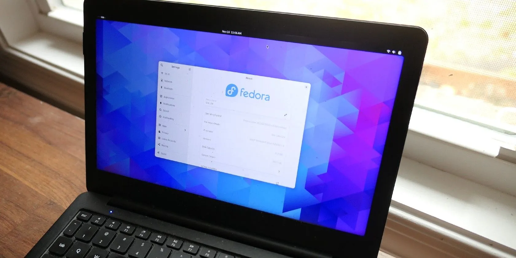 Giao diện Fedora Silverblue trên laptop Star Labs Star Lite MKIV, một minh chứng cho sự linh hoạt của các bản phân phối Linux.