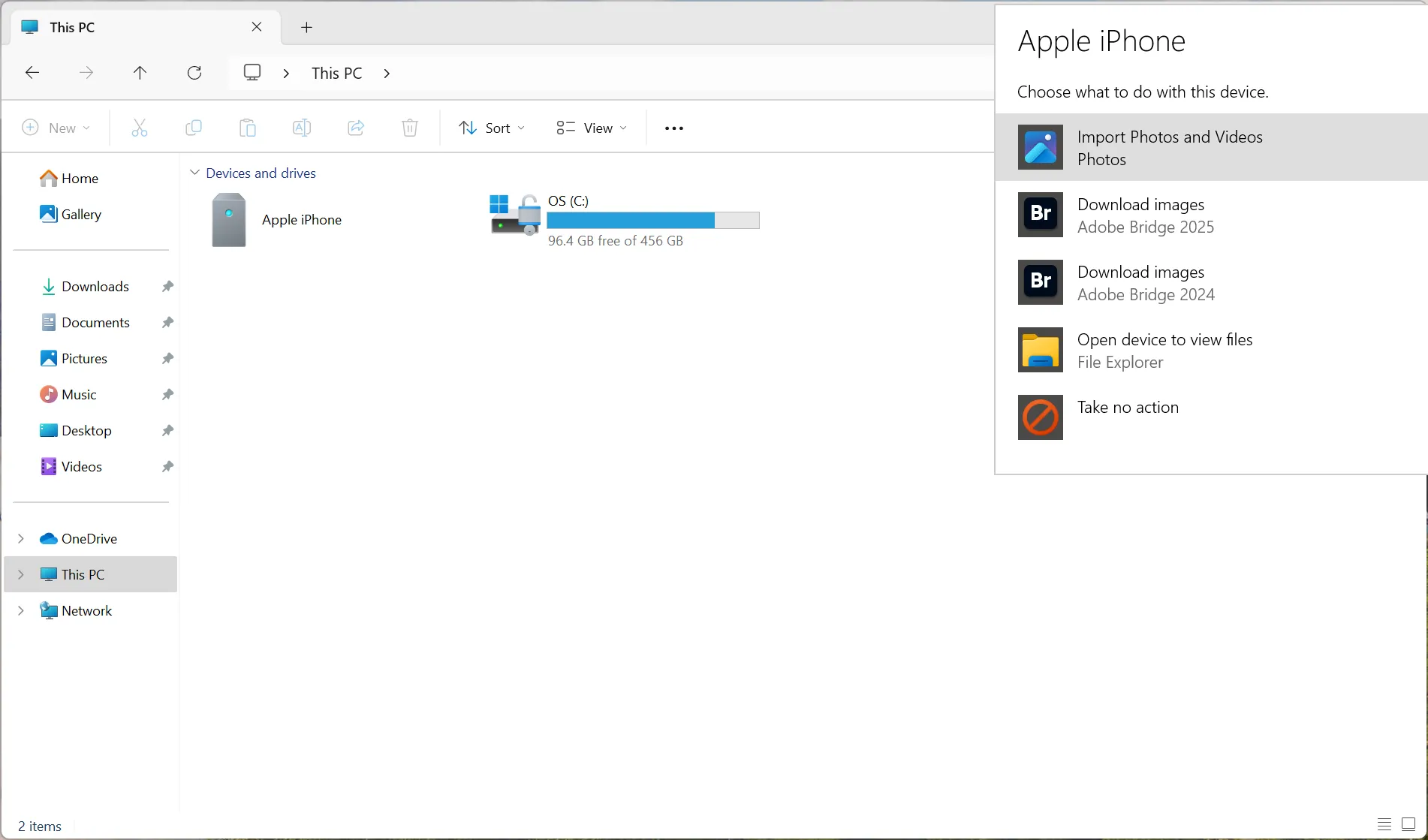 Giao diện File Explorer trên Windows hiển thị quá trình nhập ảnh và video từ iPhone sang máy tính hoặc ổ cứng ngoài để giải phóng không gian lưu trữ.