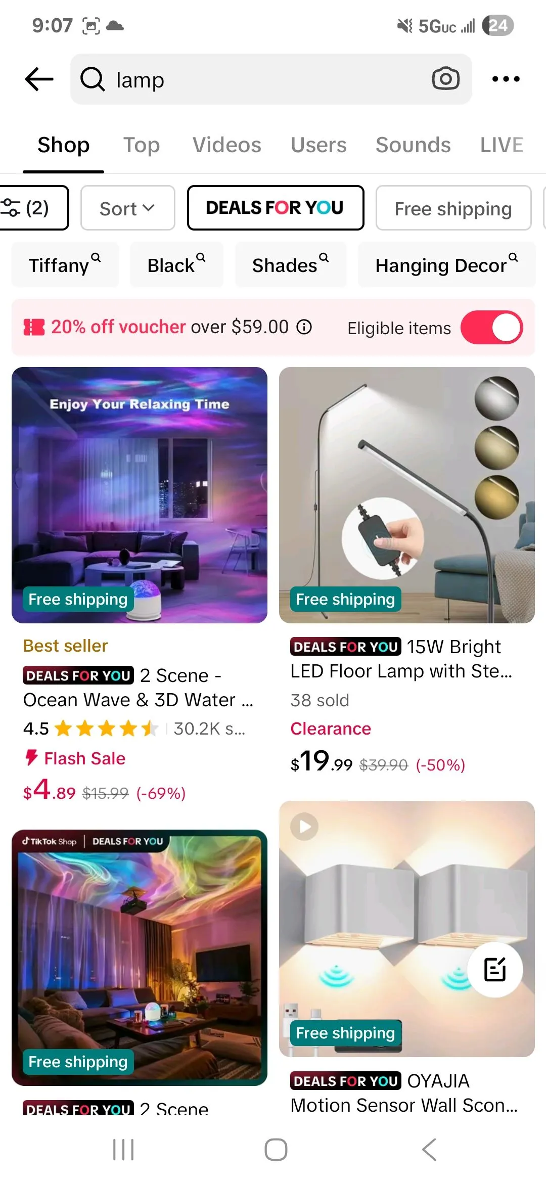 Giao diện Flash Sale trên TikTok Shop với ưu đãi giảm giá sâu và đồng hồ đếm ngược, thu hút người mua.