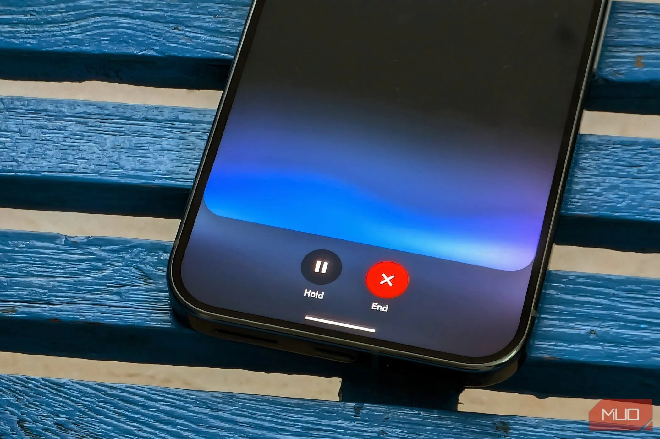 Giao diện Gemini Live đang hoạt động trên điện thoại Google Pixel, minh họa khả năng đàm thoại tự nhiên với AI.