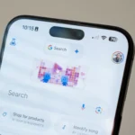 Giao diện Gemini Live mới mô phỏng cuộc gọi trên iPhone 15 Pro Max với nút ngắt và giữ máy