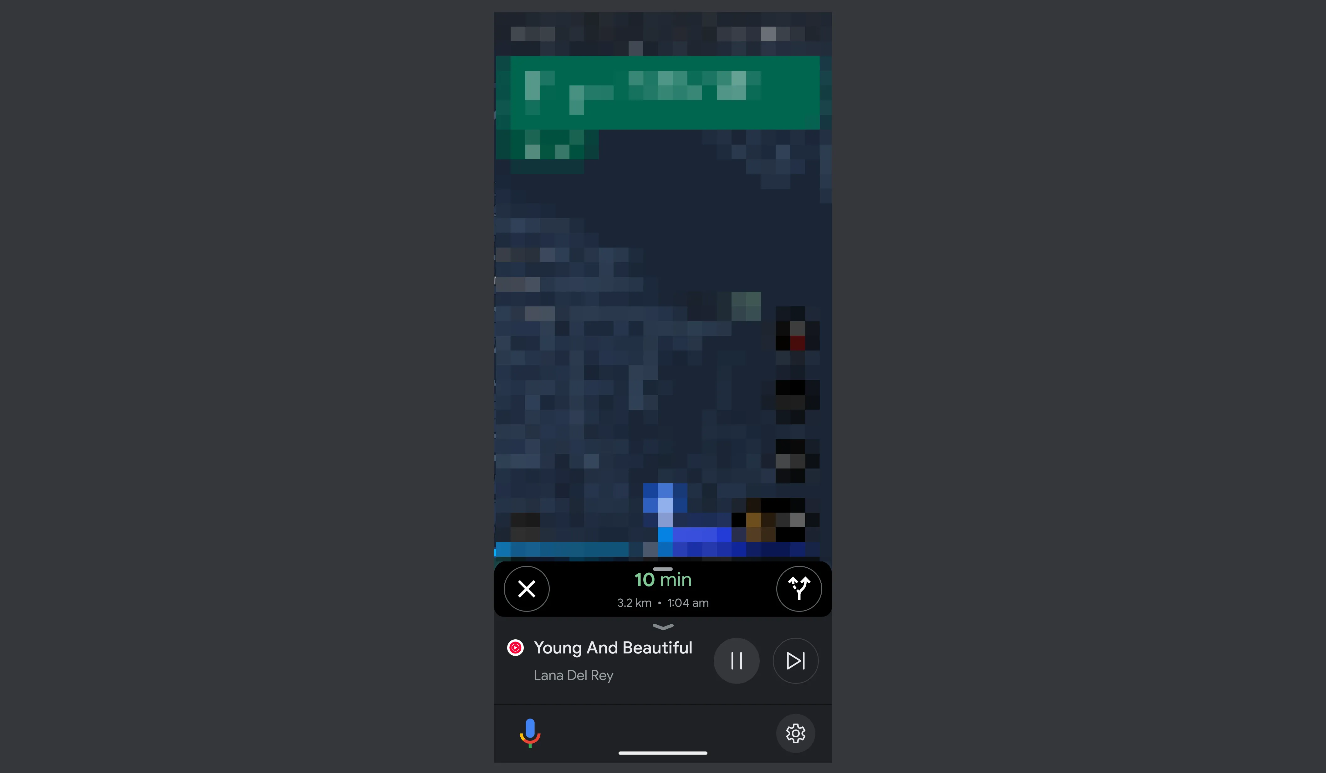 Giao diện Google Maps trên Android với trình phát nhạc YouTube Music hiển thị ở phía dưới màn hình