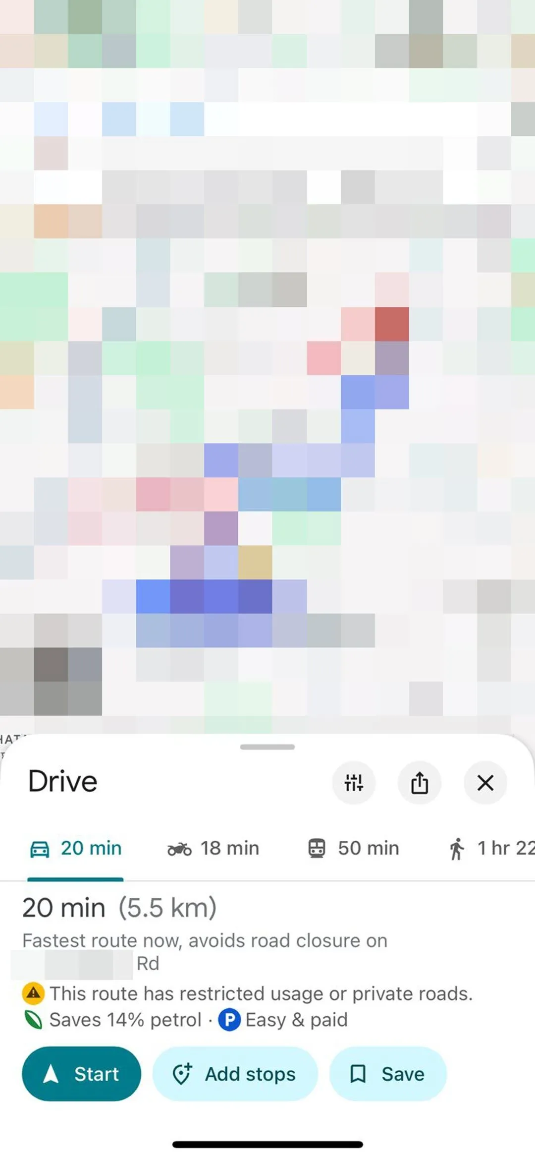 Giao diện Google Maps trên iOS hiển thị thông tin về mức độ khó khăn khi tìm chỗ đỗ xe với biểu tượng P