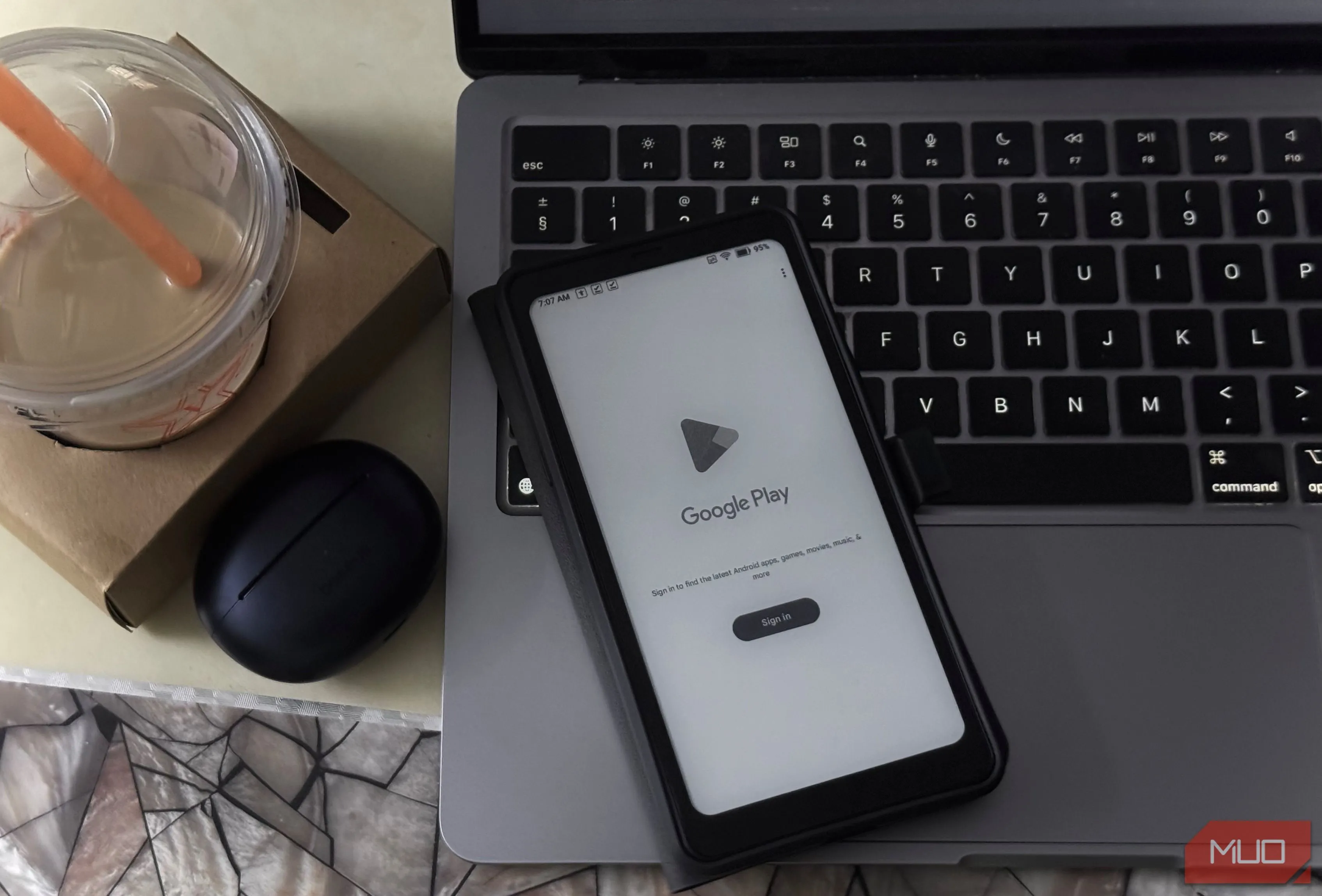 Giao diện Google Play Store hiển thị trên màn hình e-ink của Boox Palma 2