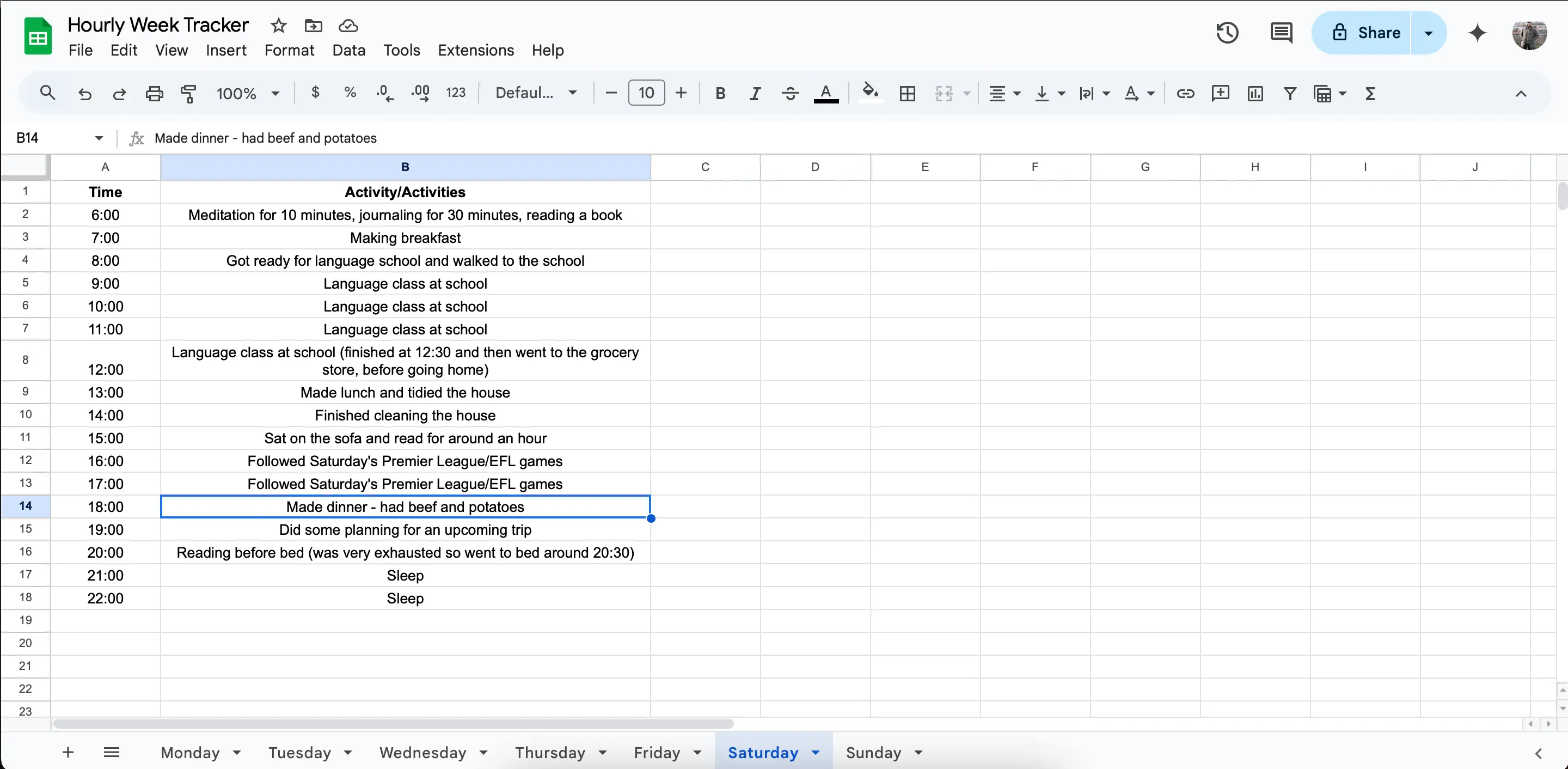 Giao diện Google Sheets trên điện thoại di động ghi lại chi tiết các hoạt động trong ngày cuối tuần, bao gồm lớp học và tập thể dục