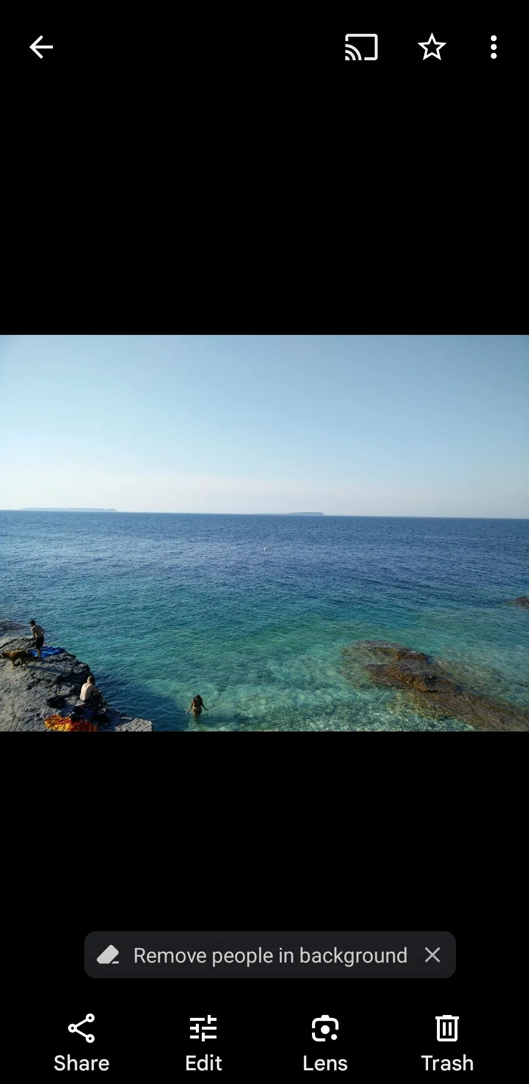 Giao diện hiển thị một bức ảnh cụ thể trong ứng dụng Google Photos trên điện thoại