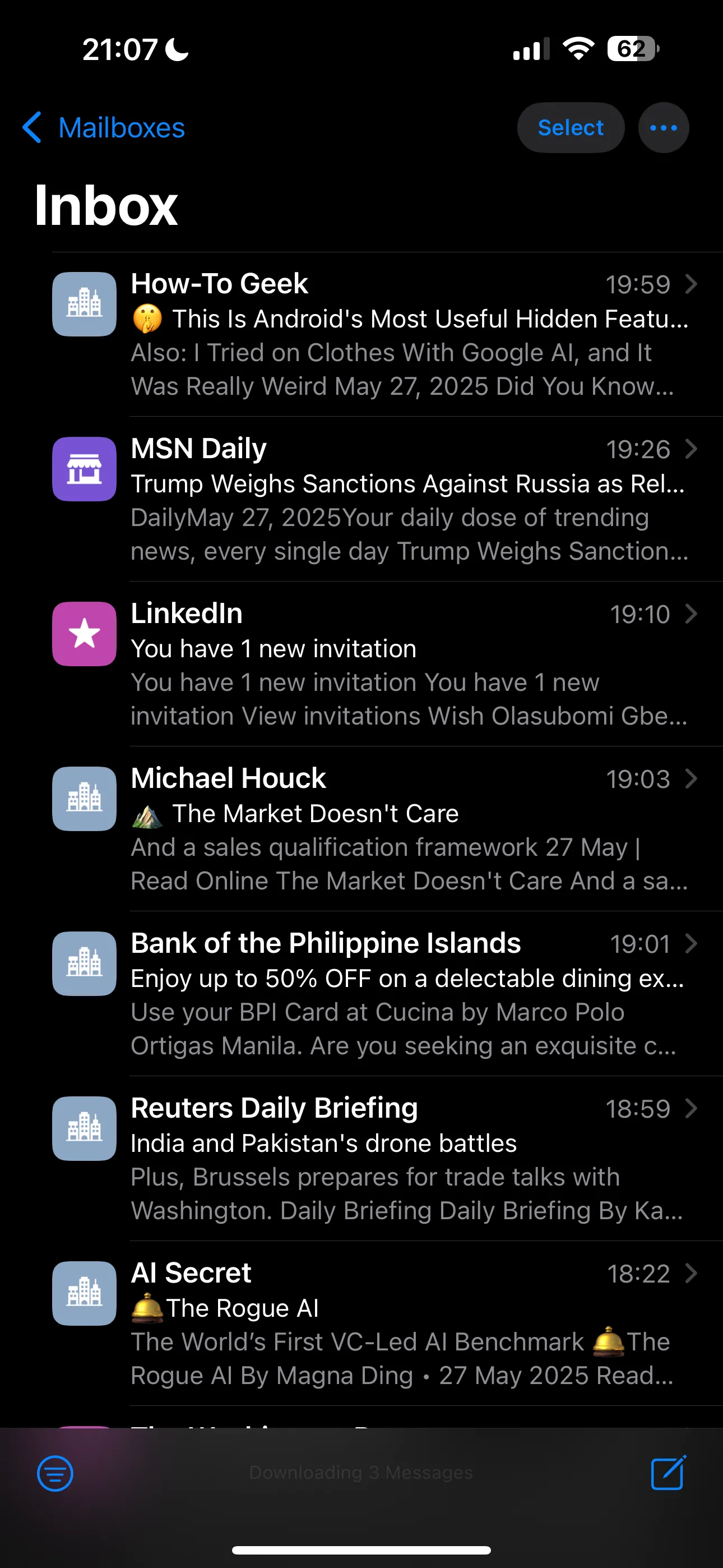 Giao diện hộp thư đến của ứng dụng Mail mặc định trên iPhone, minh họa cách các tài khoản email khác nhau được gộp chung.
