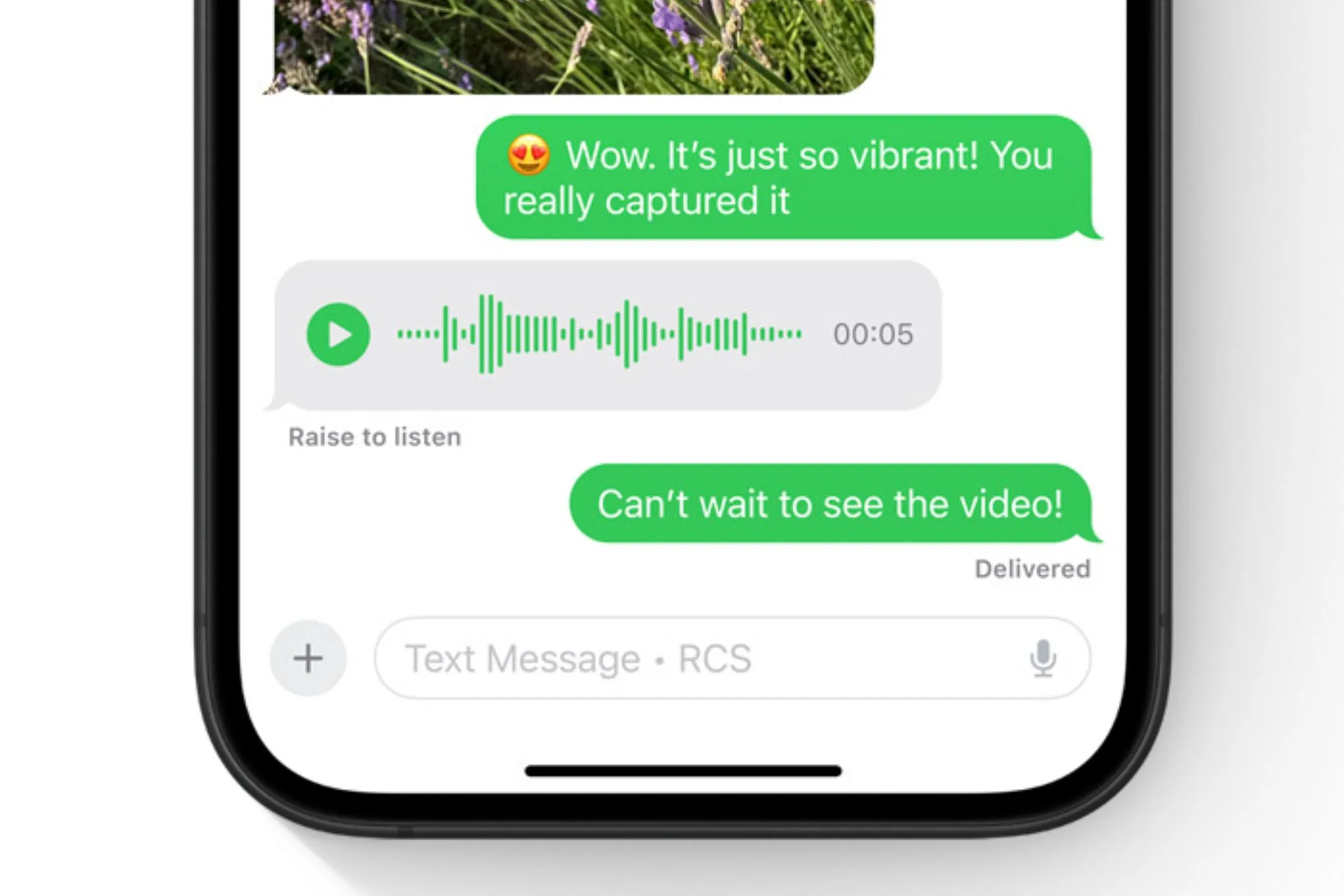 Giao diện iPhone hiển thị tin nhắn RCS, cho thấy sự cải thiện nhưng vẫn còn hạn chế trong tương tác đa nền tảng.