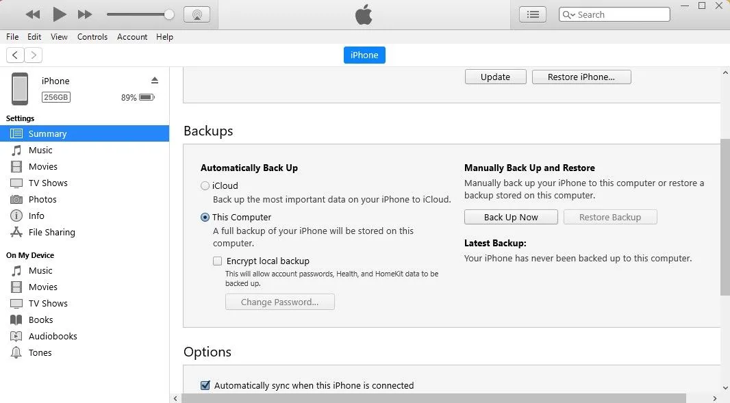 Giao diện iTunes hoặc Finder hiển thị tùy chọn khôi phục iPhone từ bản sao lưu máy tính