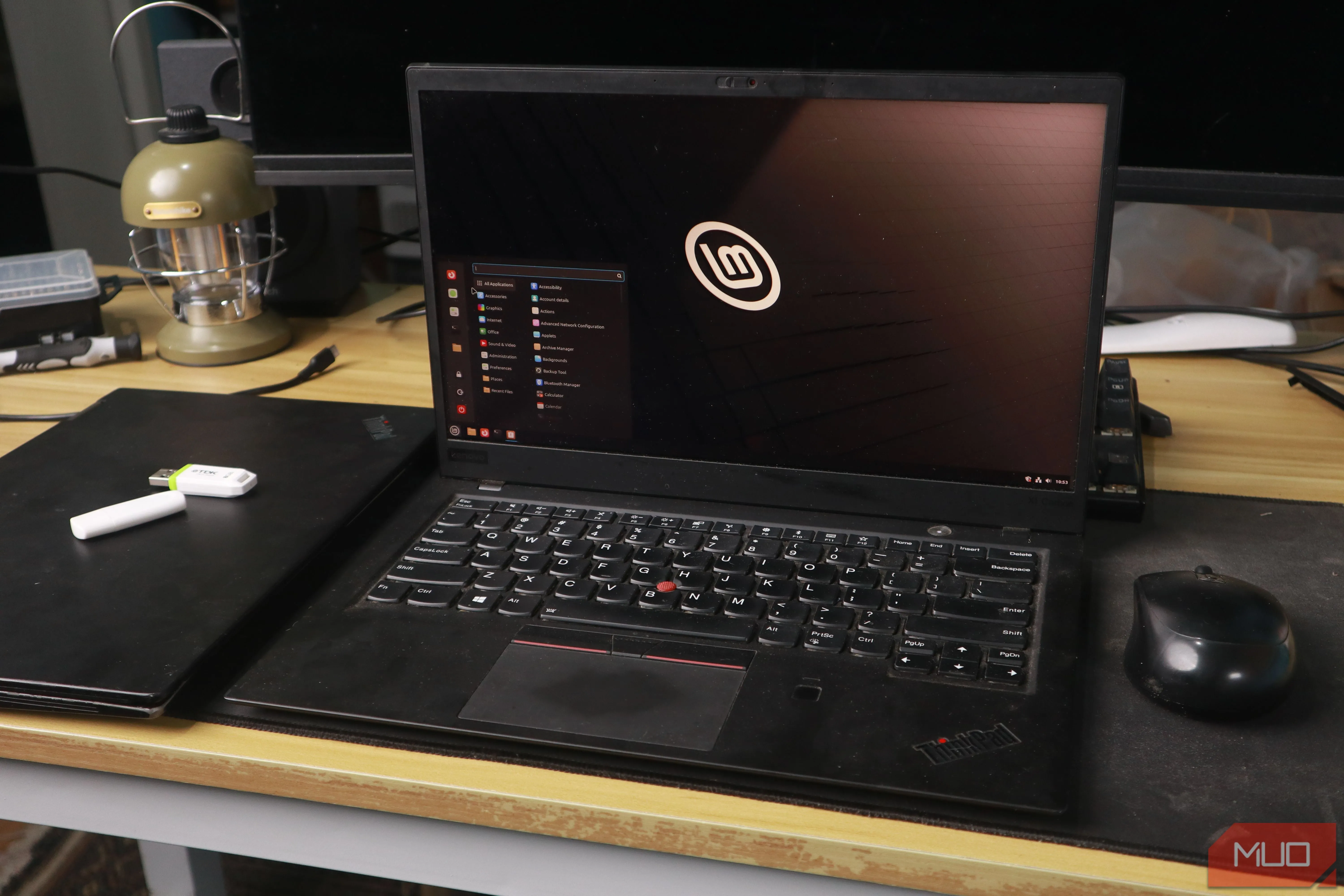 Giao diện Linux Mint trên laptop ThinkPad, minh họa trải nghiệm Dual-Boot Windows và Linux thực tế.