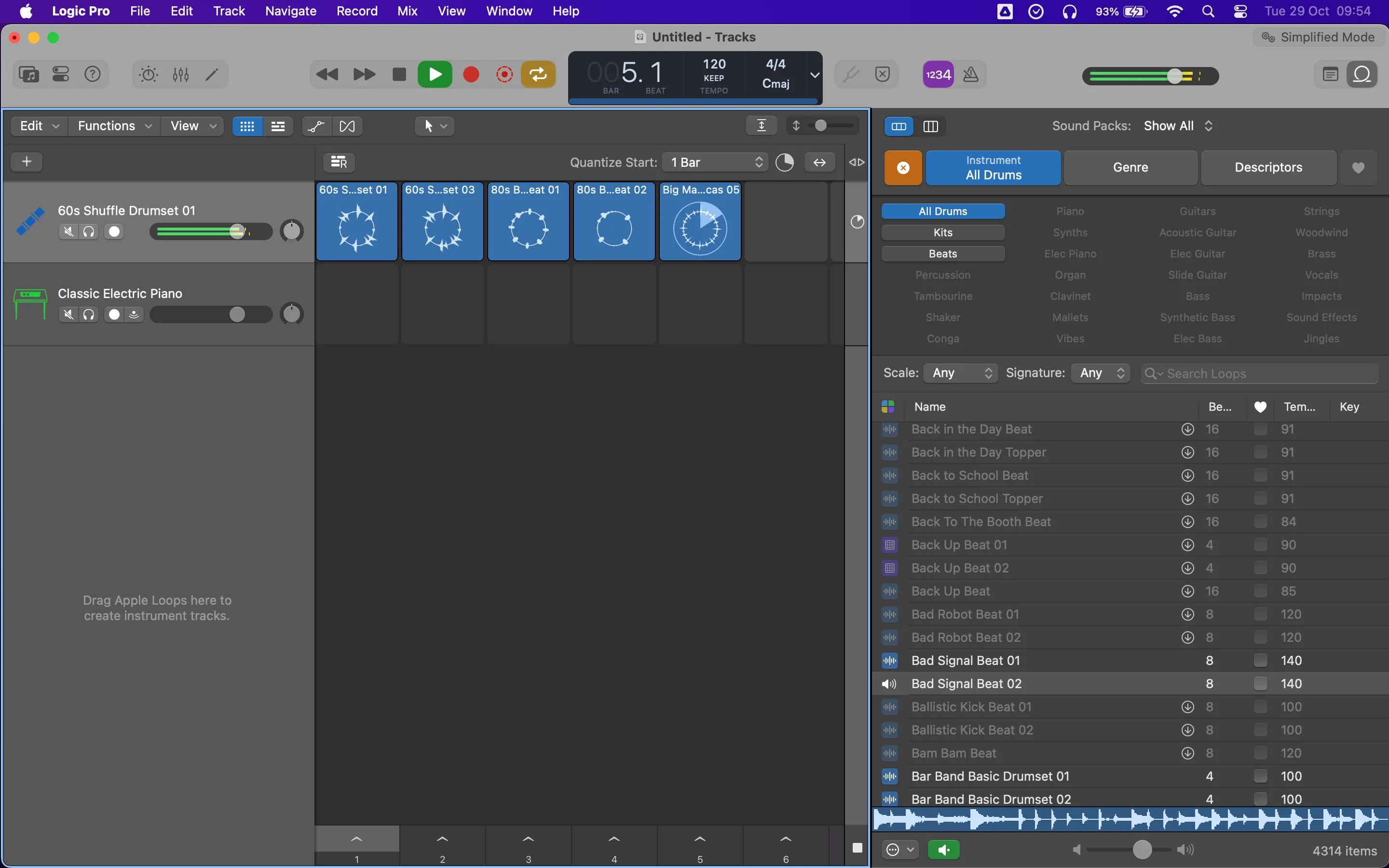 Giao diện Logic Pro với các dải âm thanh, công cụ mix và timeline, minh họa quá trình sản xuất âm nhạc số trên macOS.