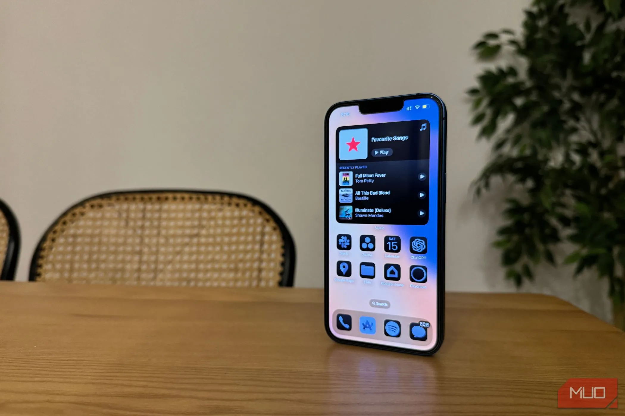 Giao diện Màn hình chính iOS 18 với các biểu tượng ứng dụng