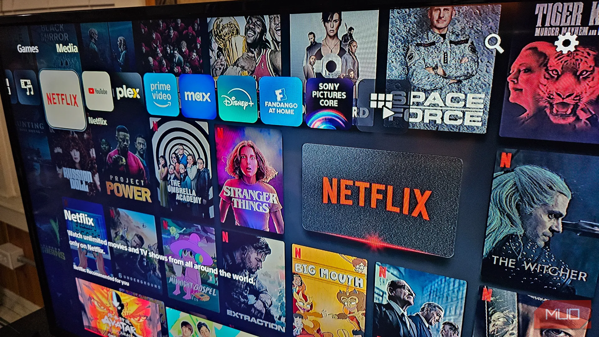 Giao diện màn hình Smart TV hoặc console hiển thị các ứng dụng truyền phát trực tuyến phổ biến như Netflix, YouTube, Disney+, minh họa các dịch vụ được hưởng lợi từ việc tối ưu DNS.