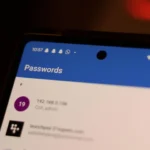 Giao diện mục Mật khẩu trong Microsoft Authenticator trên điện thoại, hiển thị thông báo sắp ngừng hỗ trợ
