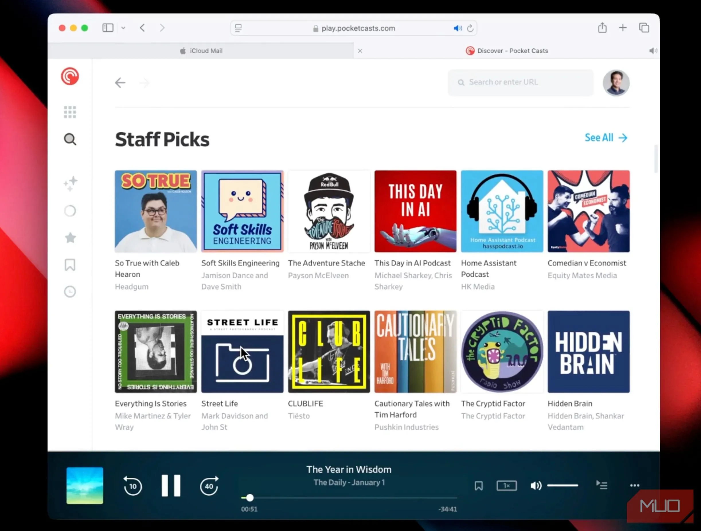 Giao diện người dùng của trình phát Pocket Casts trên nền tảng web, hiển thị podcast và các tùy chọn điều khiển.
