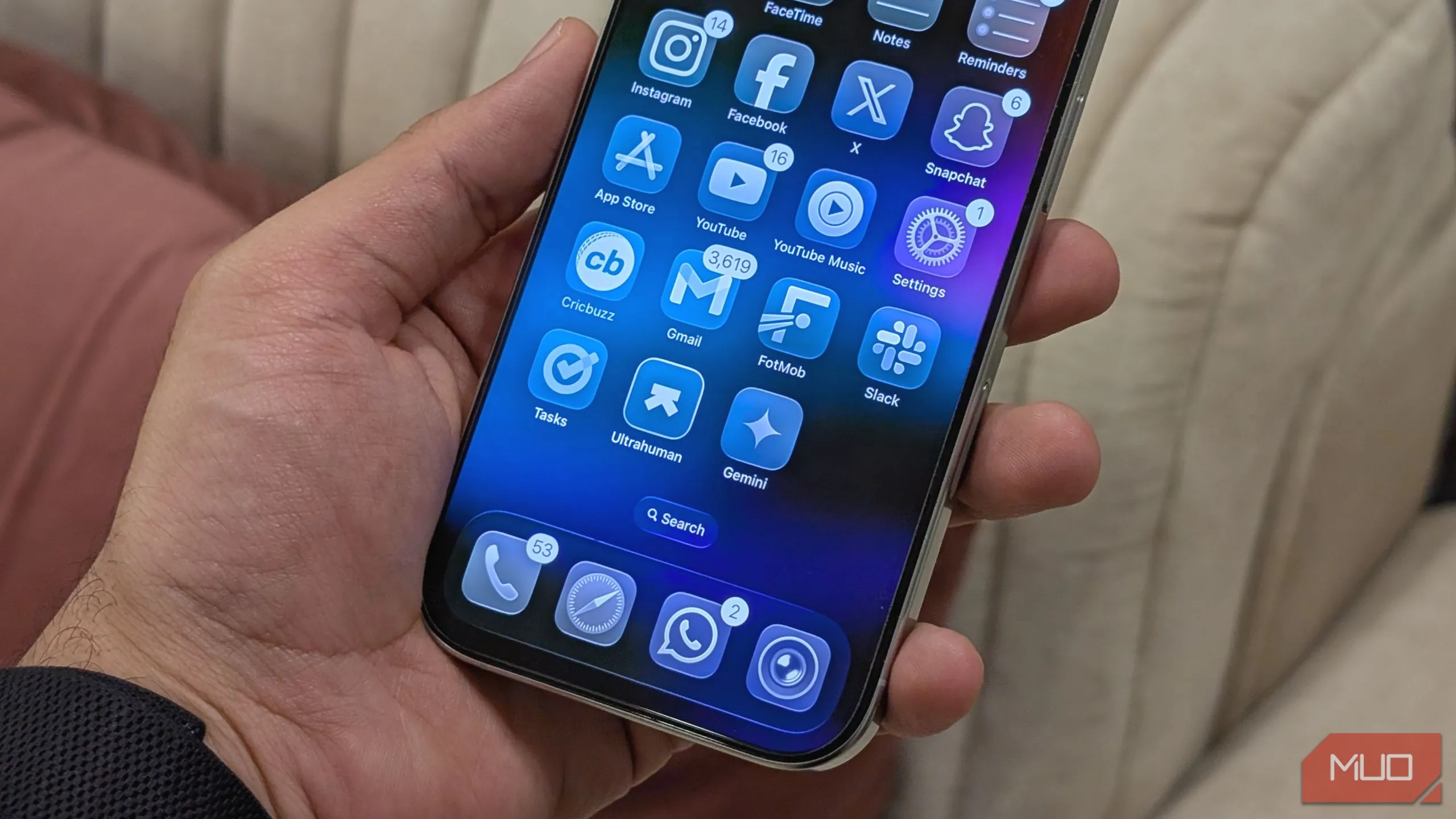 Giao diện người dùng Liquid Glass mới của iOS 26 hiển thị trên màn hình chính iPhone