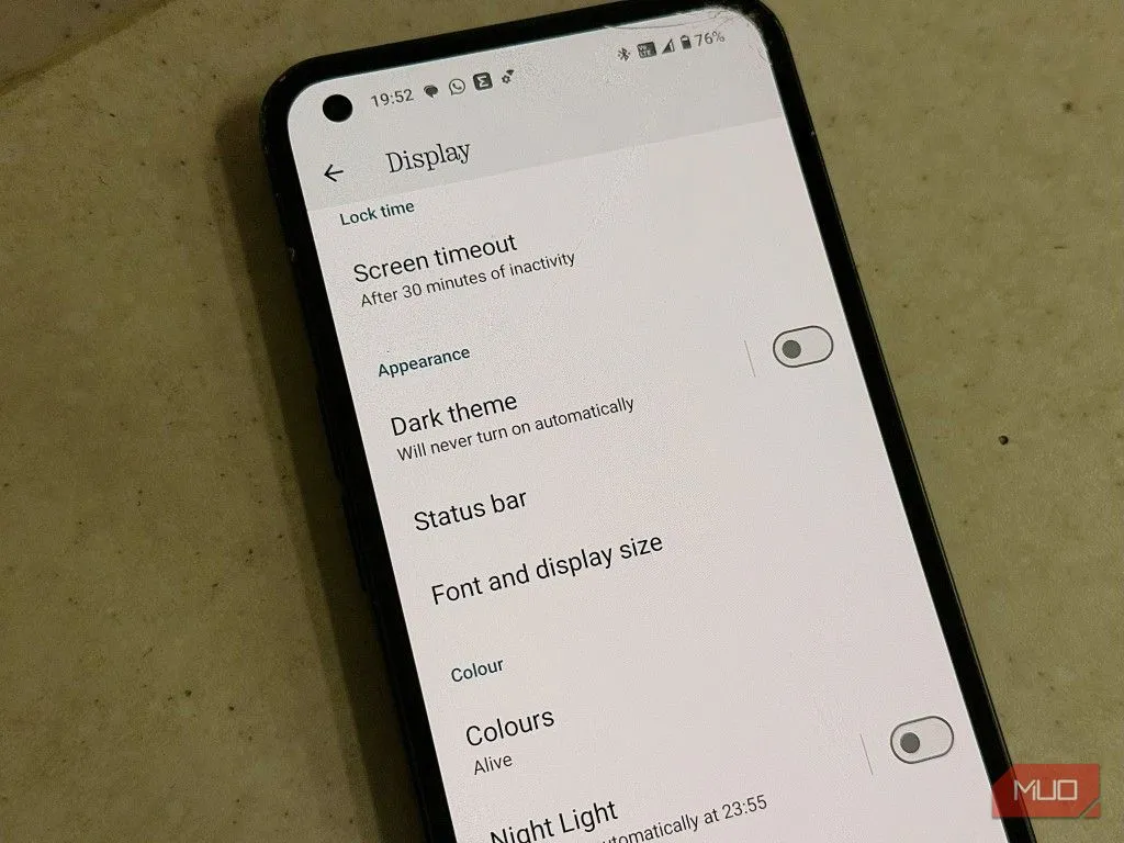 Giao diện người dùng ở chế độ sáng (Light Mode) trên điện thoại Android, minh họa văn bản đen trên nền trắng.