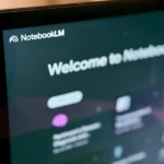 Giao diện NotebookLM Plus trên màn hình laptop, minh họa tính năng hỗ trợ học tập và nghiên cứu AI
