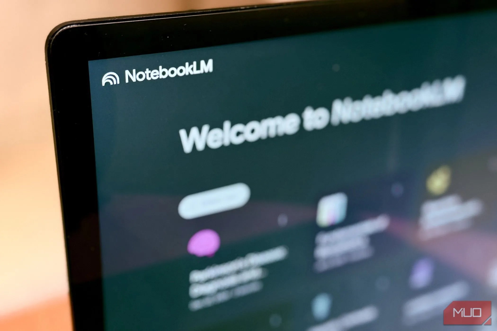 Giao diện NotebookLM Plus trên màn hình laptop, minh họa tính năng hỗ trợ học tập và nghiên cứu AI
