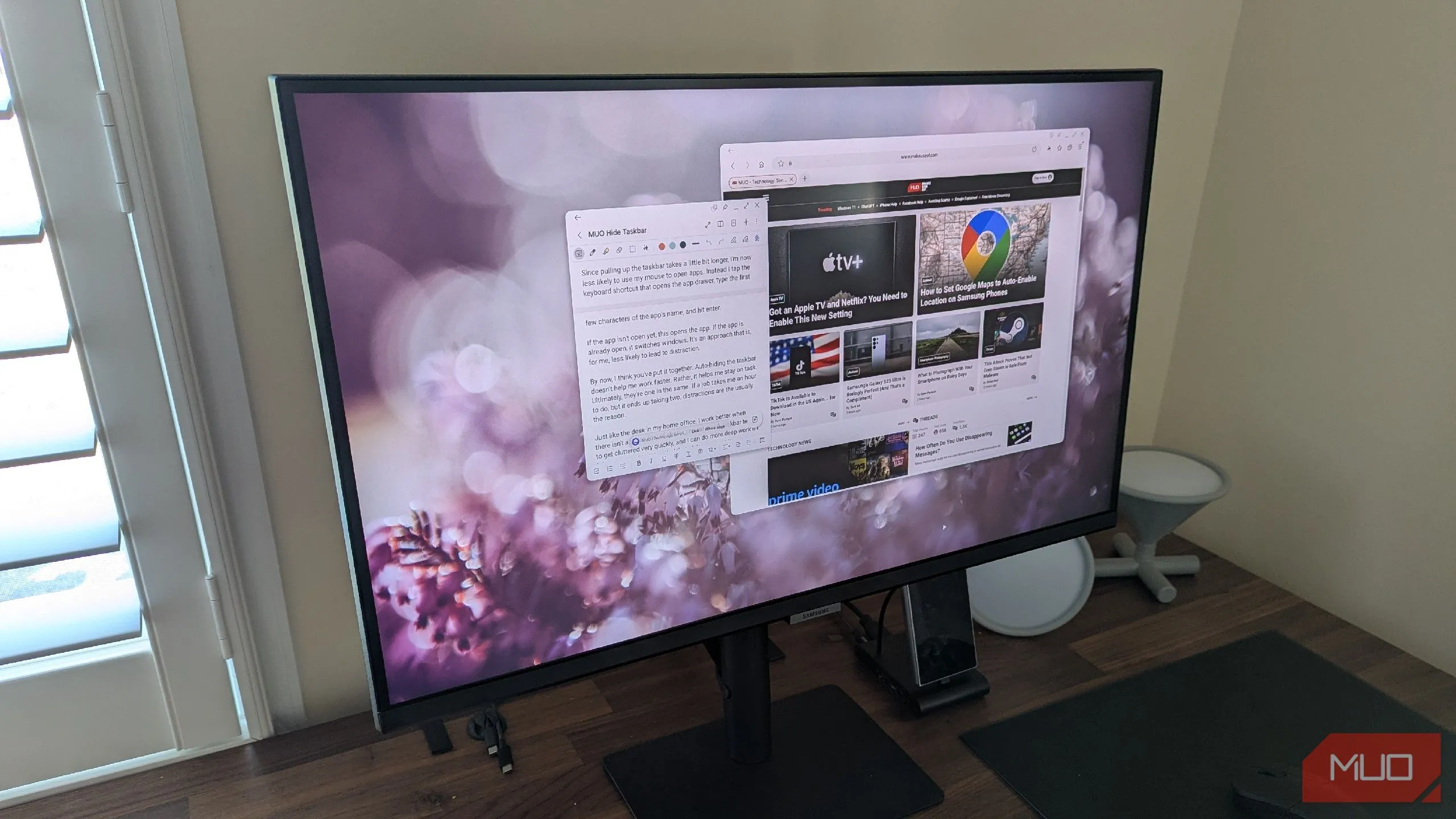 Giao diện Samsung DeX trên màn hình ngoài kết nối với điện thoại, minh họa khả năng làm việc như máy tính.