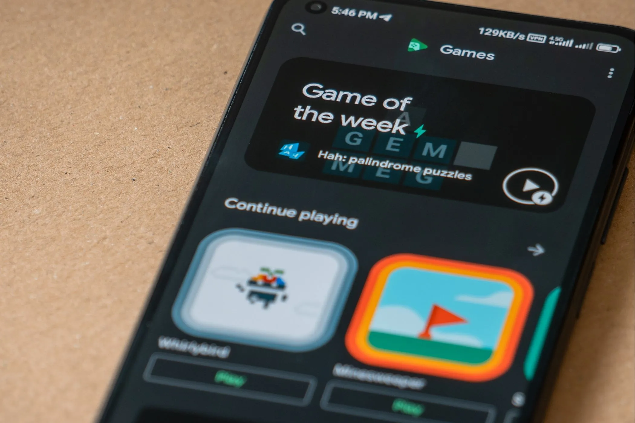 Giao diện tab &quot;Trò chơi của tuần&quot; trên Google Play Games trên điện thoại thông minh