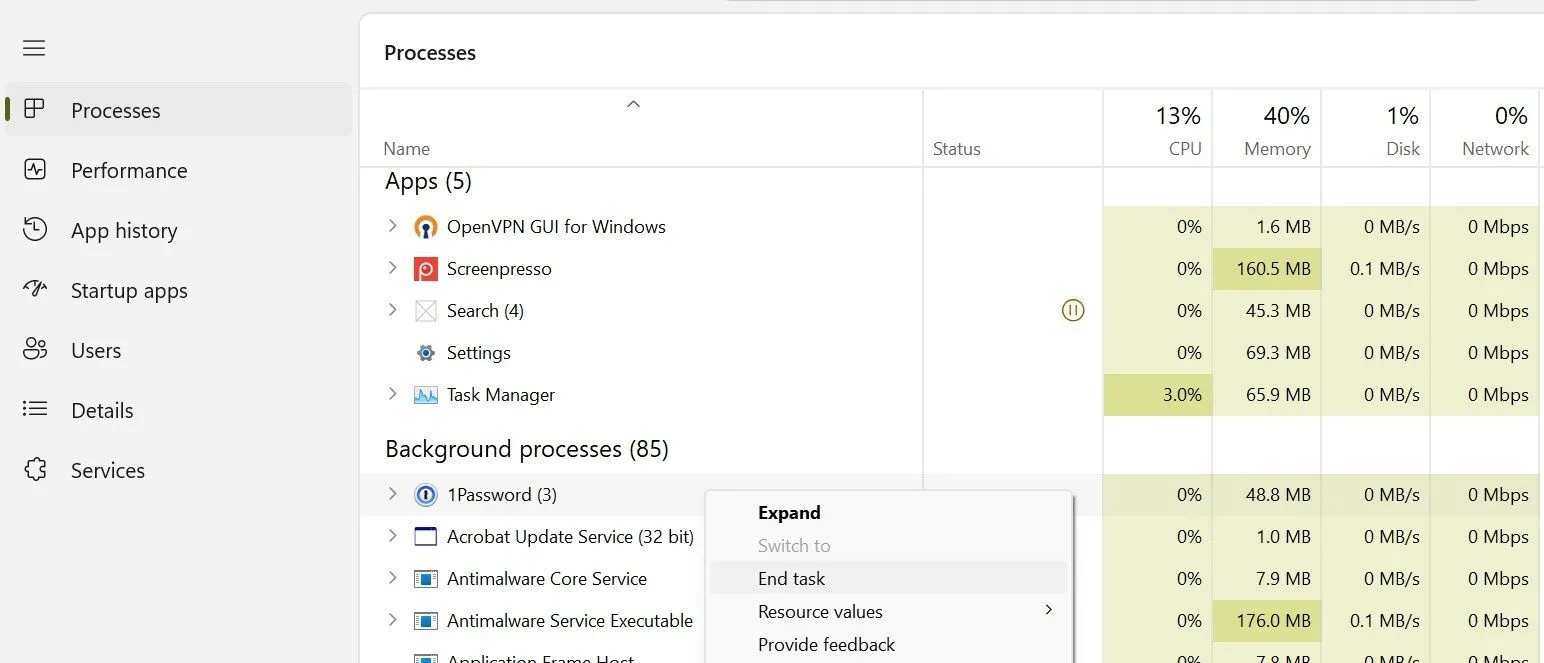 Giao diện Task Manager của Windows, minh họa cách kết thúc một tiến trình chạy nền không cần thiết để giải phóng tài nguyên.