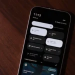 Giao diện thanh thông báo chế độ máy bay trên Google Pixel 9a, minh họa sự tối giản và trực quan của Android thuần khiết