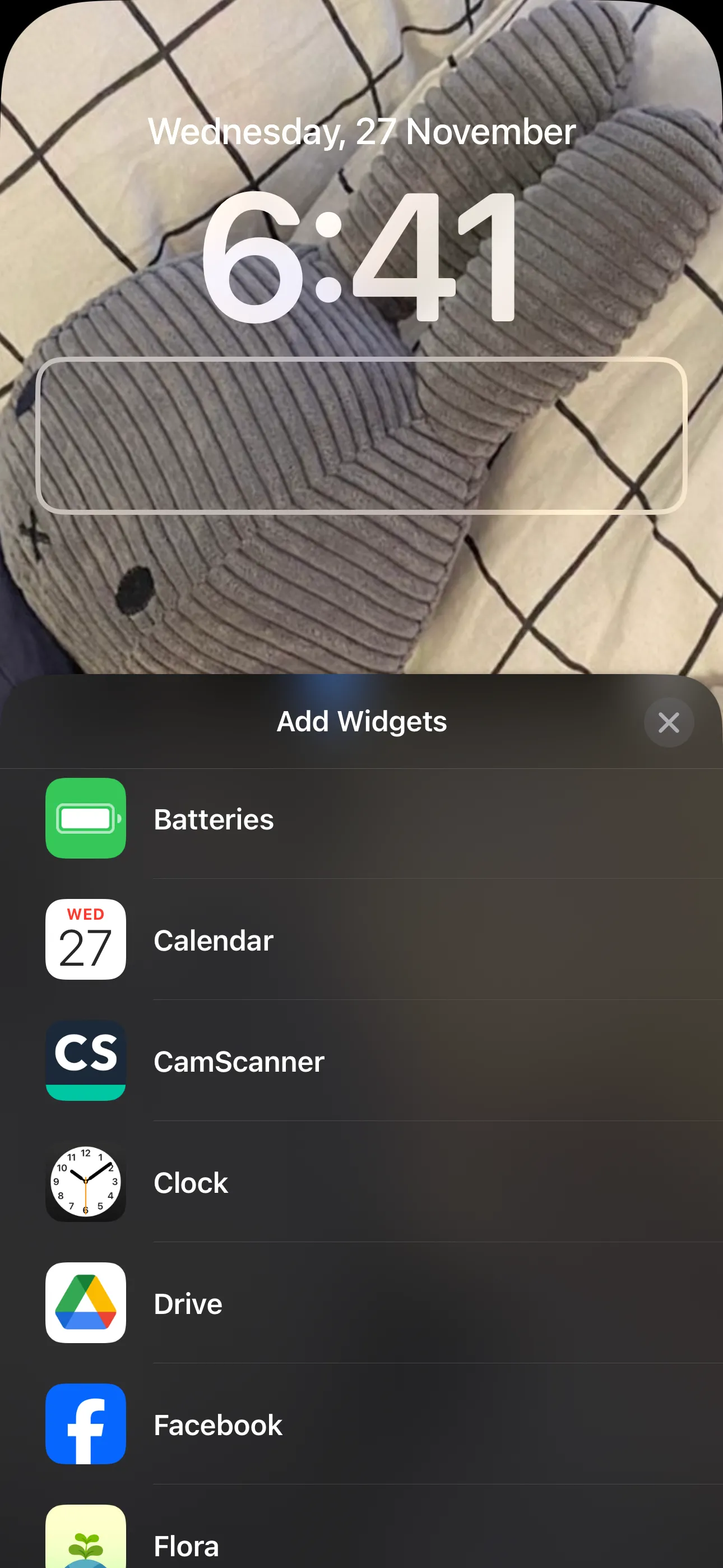 Giao diện thêm widget vào Màn hình khóa iPhone dưới khu vực hiển thị giờ