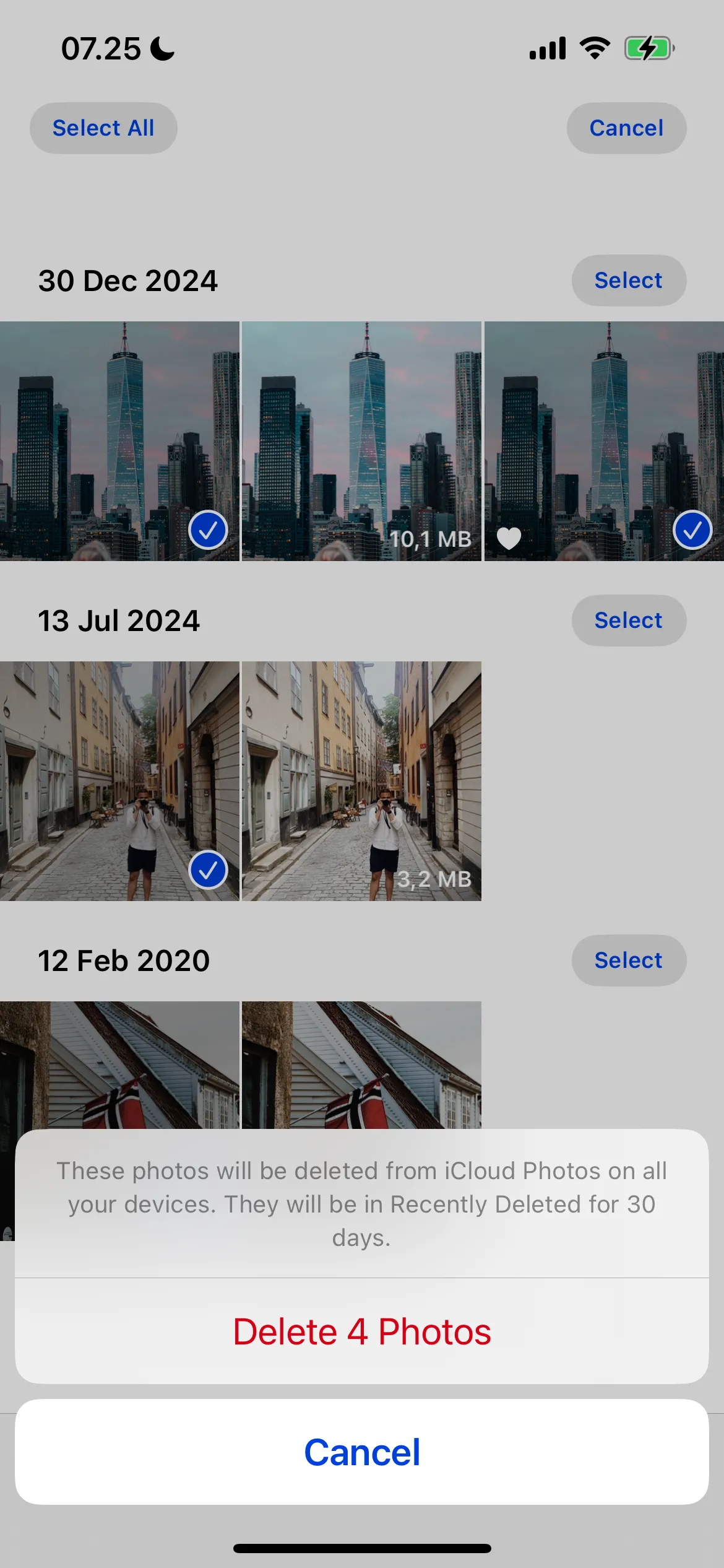 Giao diện thư mục Mục trùng lặp (Duplicates) trong ứng dụng Ảnh iPhone, cho phép xóa hoặc gộp ảnh