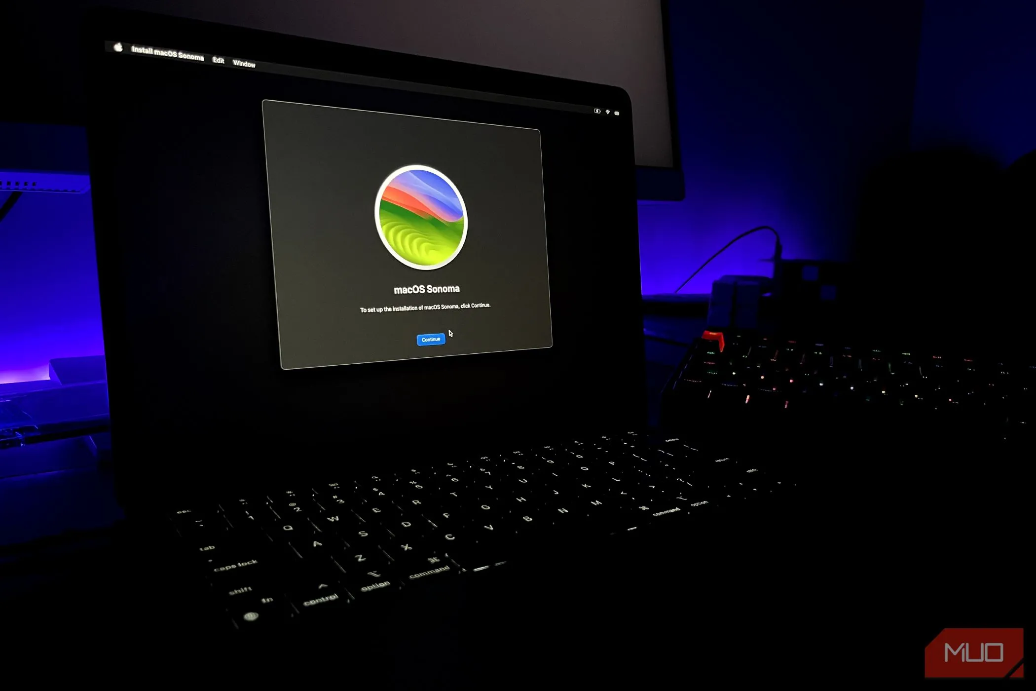 Giao diện trình cài đặt macOS Sonoma trên MacBook Air, bàn phím phía sau