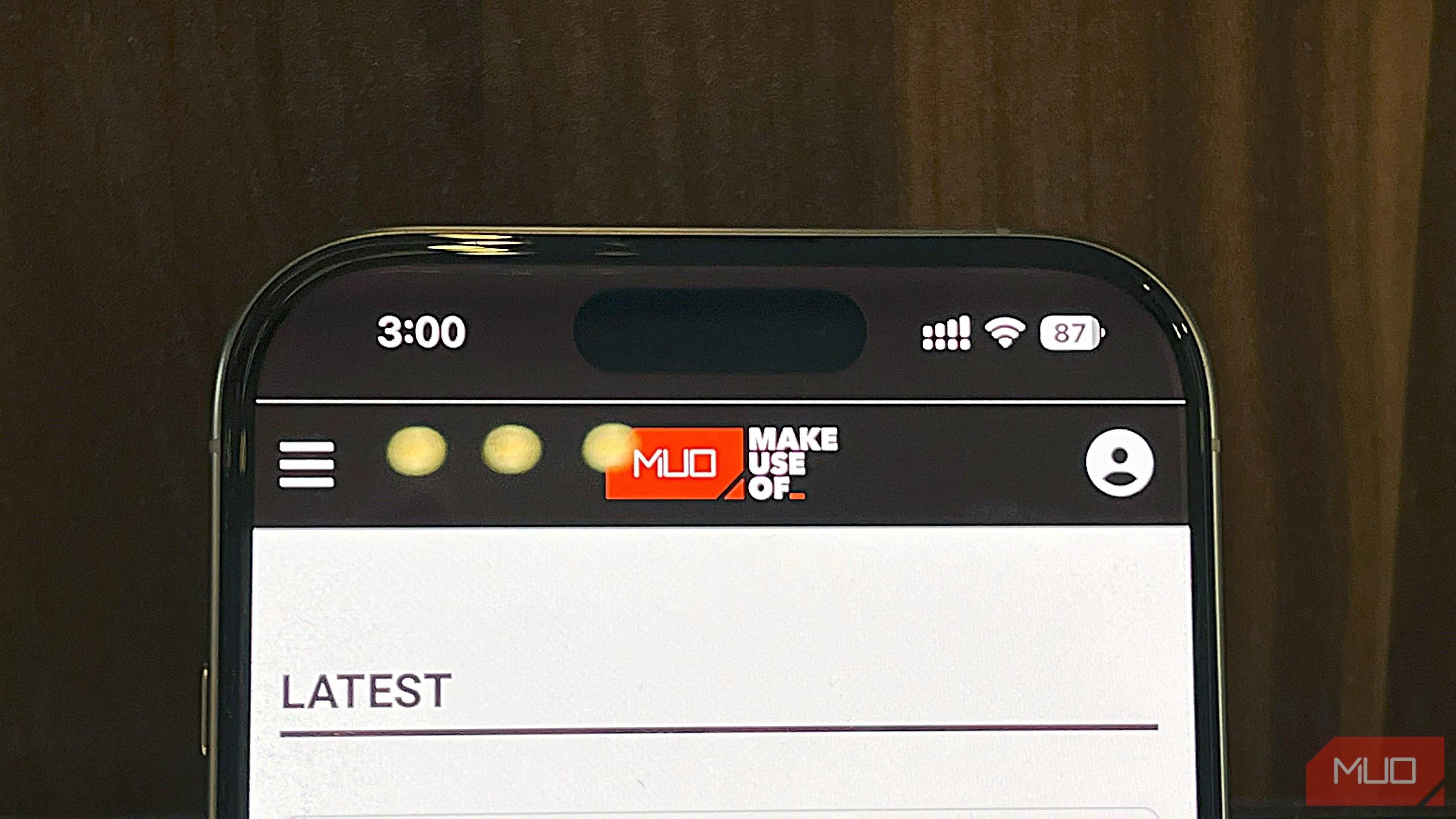 Giao diện trình duyệt Safari trên iPhone 16 Pro trong quá trình thử nghiệm pin