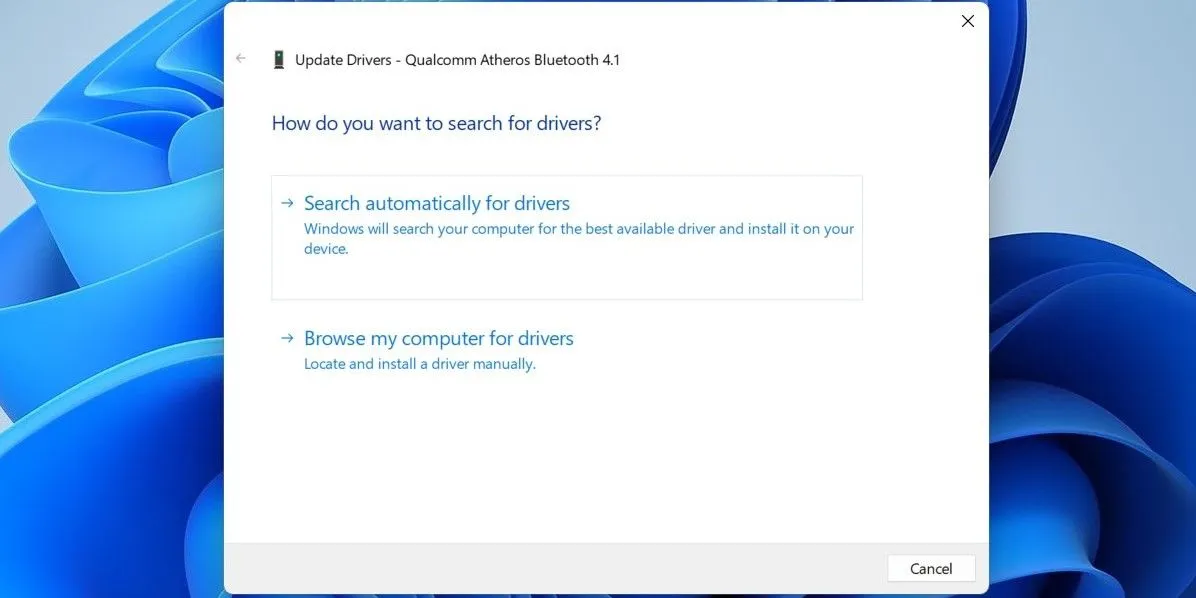 Giao diện Trình quản lý Thiết bị trên Windows, với menu ngữ cảnh để cập nhật Driver Bluetooth được mở.