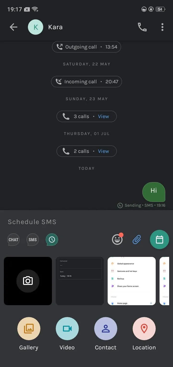 Giao diện Truecaller SMS với tùy chọn đính kèm file, hiển thị khả năng quản lý tin nhắn đa năng