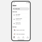 Giao diện Uber đơn giản hóa với chữ lớn và ít nút, thân thiện hơn với người dùng cao tuổi