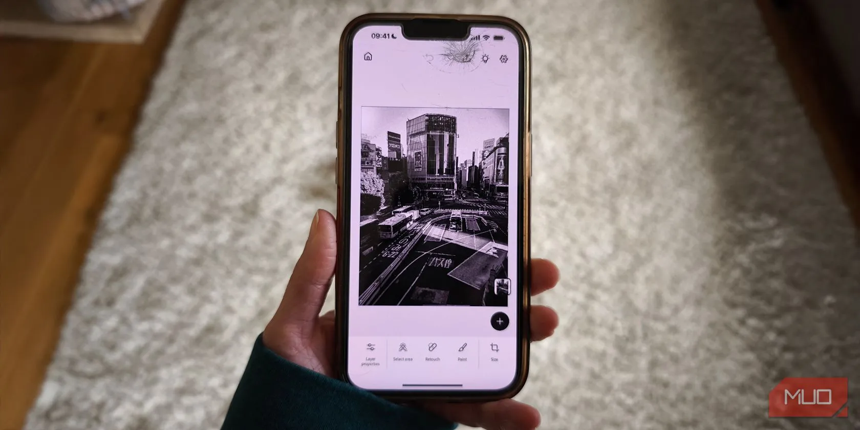 Giao diện ứng dụng Adobe Photoshop Mobile trên iPhone, thể hiện các công cụ chỉnh sửa ảnh chuyên nghiệp.