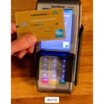 Giao diện ứng dụng Ảnh trên iPhone hiển thị hình ảnh thẻ tín dụng cá nhân cần che thông tin