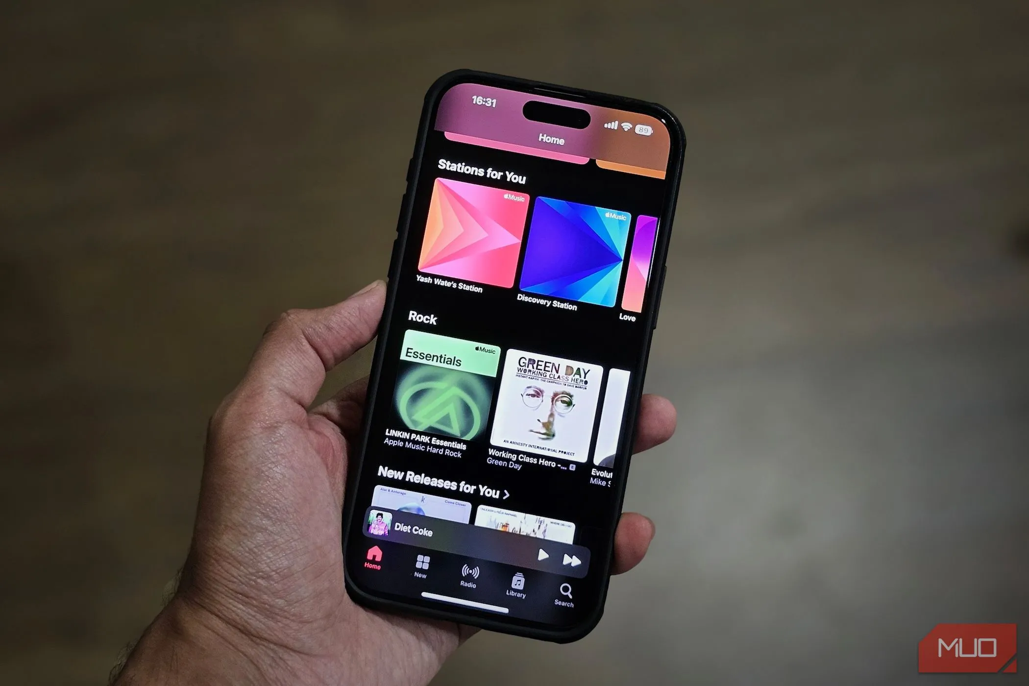 Giao diện ứng dụng Apple Music trên iPhone, minh họa trải nghiệm kết nối 5G mượt mà hơn với modem mới