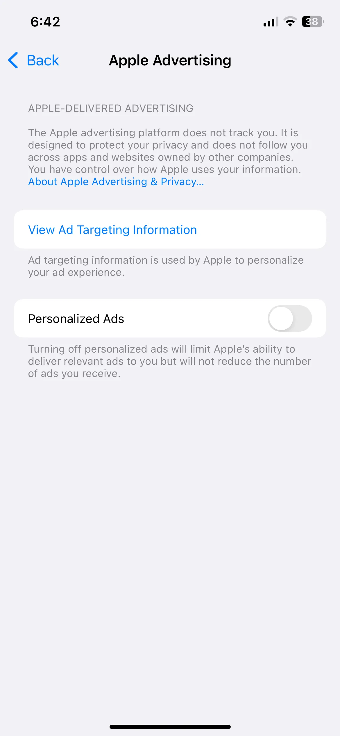 Giao diện ứng dụng Cài đặt iPhone hiển thị menu Quảng cáo của Apple, nơi người dùng có thể tắt quảng cáo cá nhân hóa.