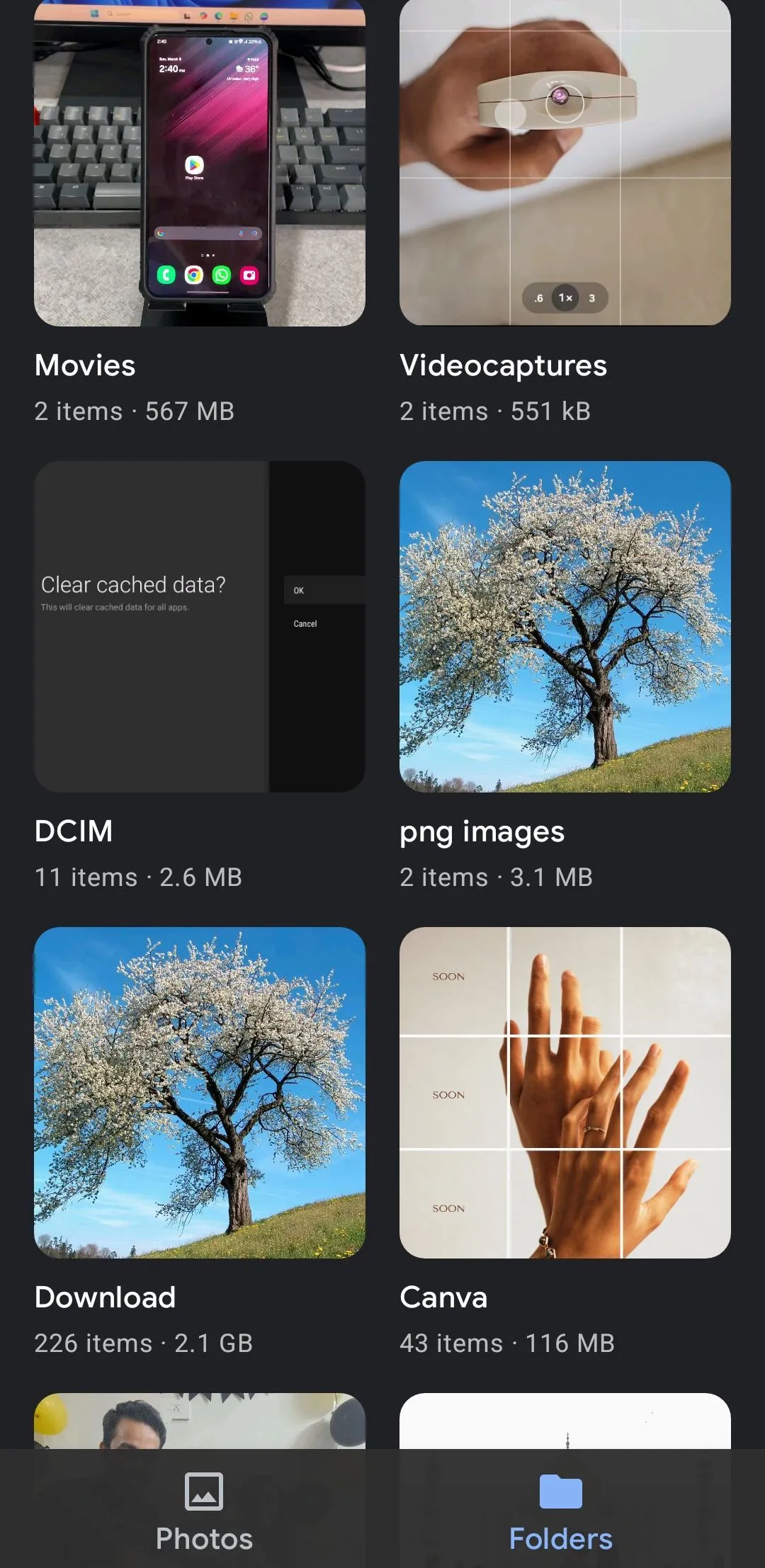 Giao diện ứng dụng Google Gallery trên điện thoại Android, hiển thị các album ảnh và video