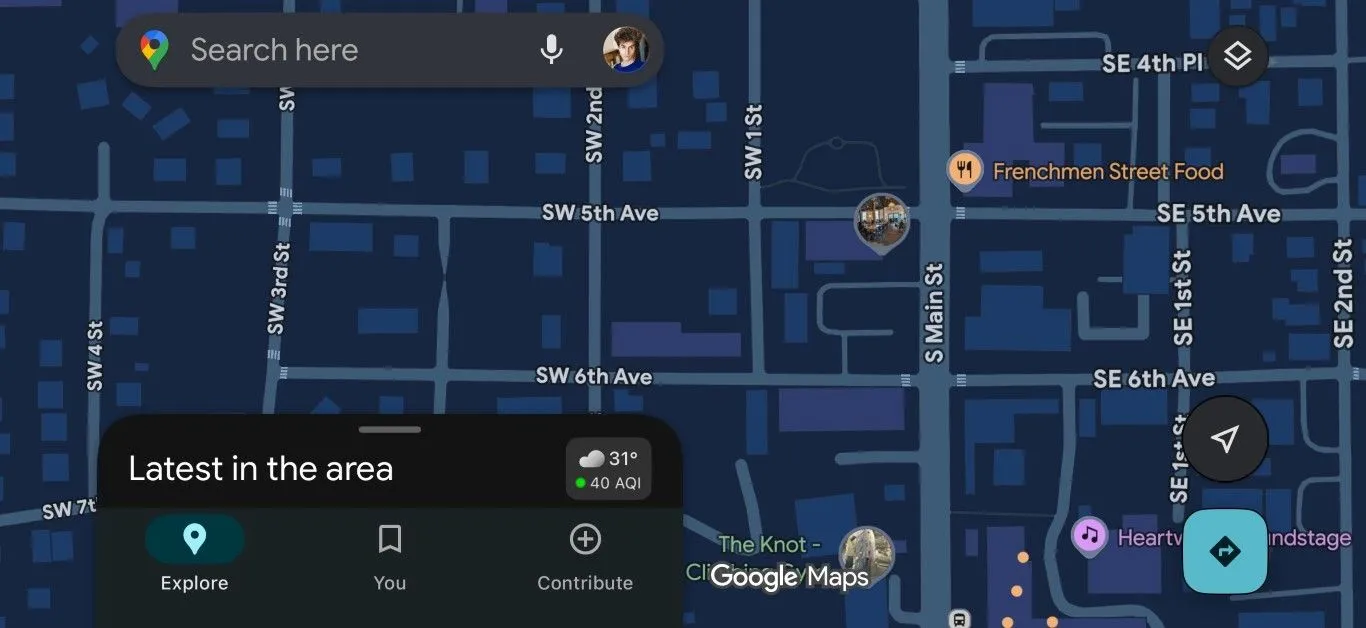 Giao diện ứng dụng Google Maps ở chế độ tối (Dark Mode) hiển thị bản đồ và đường đi.