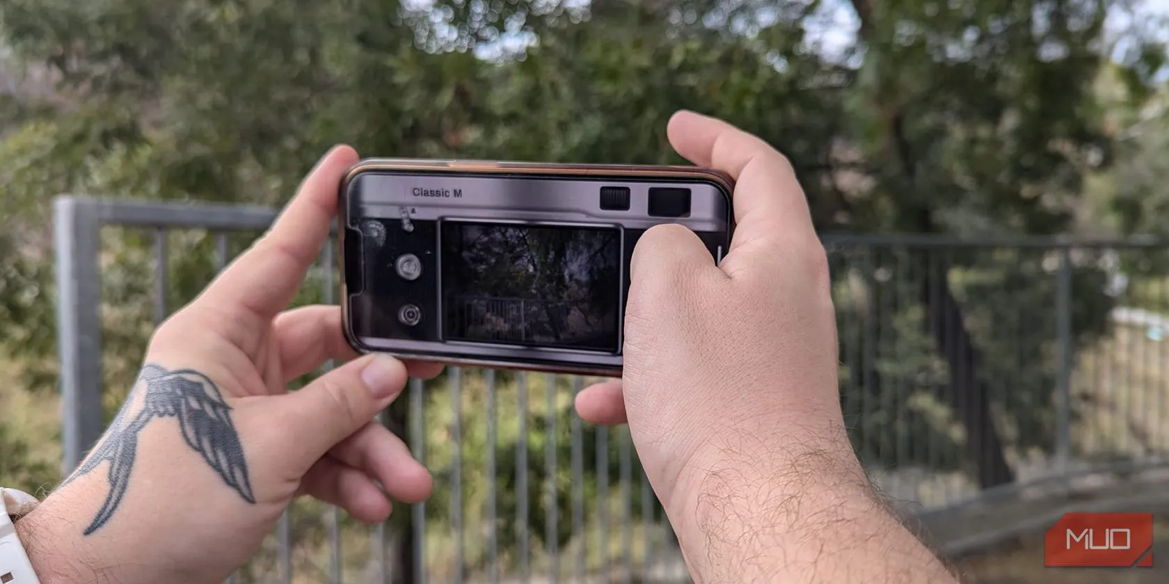 Giao diện ứng dụng OldRoll trên iPhone, mô phỏng mặt sau của máy ảnh film với khung ngắm lớn và các tùy chỉnh chụp
